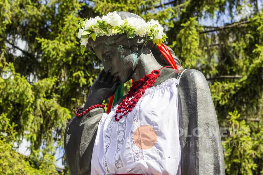 У Полтаві пам’ятники до свята одягли у вишиванки, а полтавців запрошують до флешмобів. ФОТО