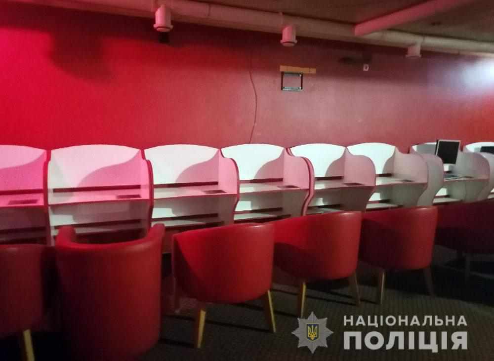 На Полтавщині працювали підпільні казино, до яких потрапляли за паролем