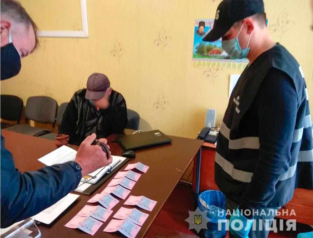На Полтавщині чоловік намагався підкупити поліціянта, щоб повернути водійські права