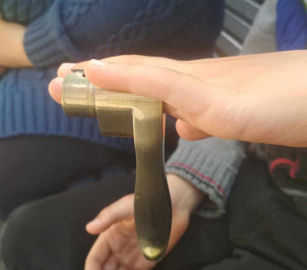 На Полтавщині рятувальники знімали дверну ручку з пальця дитини