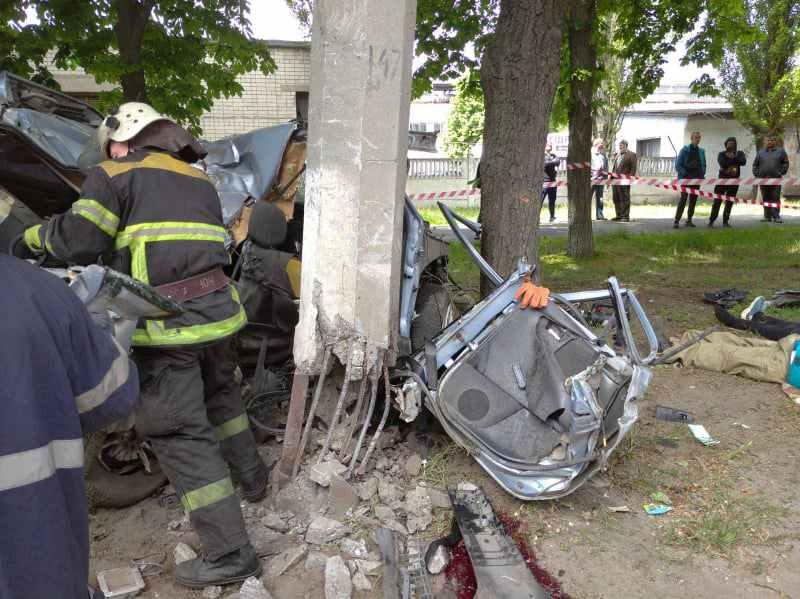 На Полтавщині авто в’їхало у стовп: щоб вийняти загиблих залучали рятувальників