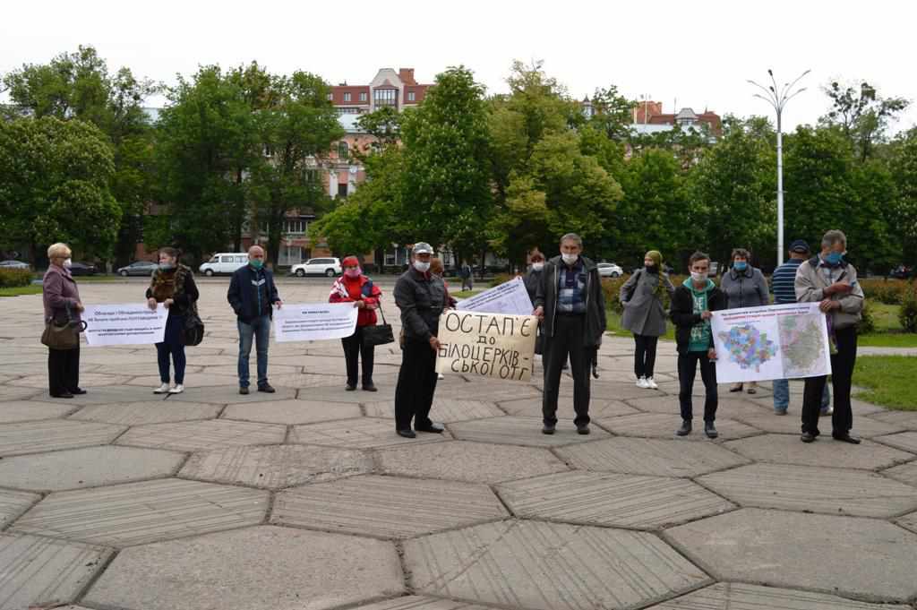 Біля Полтавської ОДА мітингували проти приєднання сільської ради до Решетилівки. ФОТО 