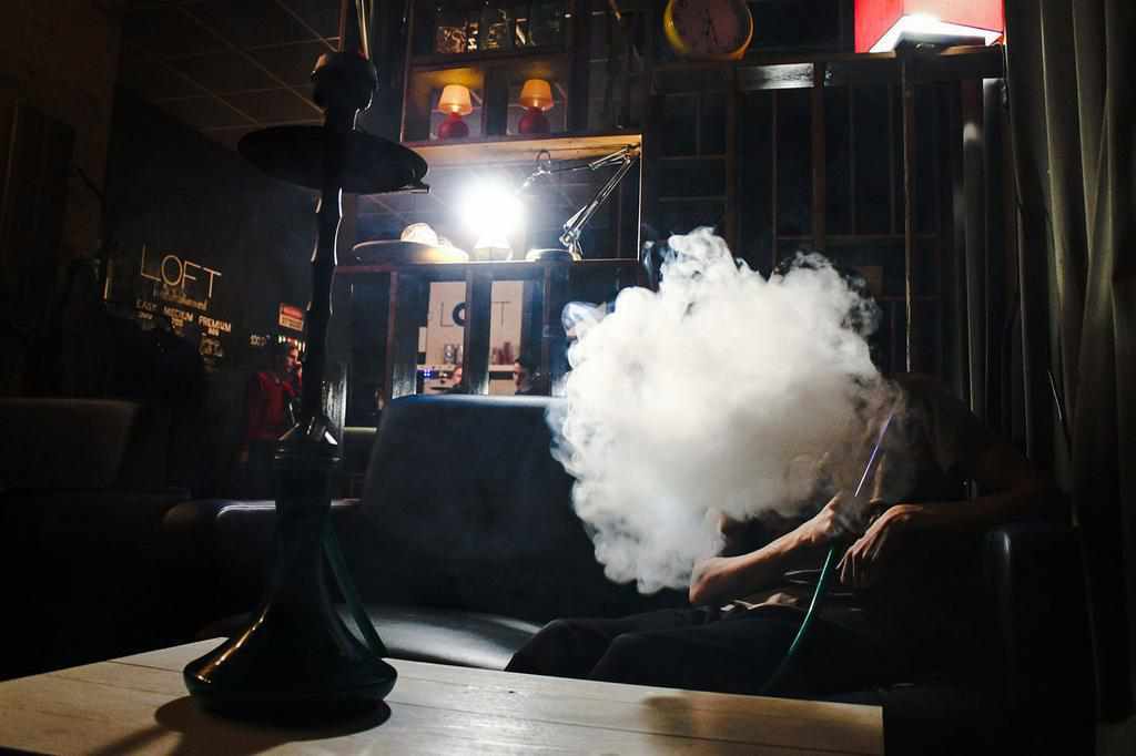 Через куріння кальяну легко заразитись коронавірусом: у Полтаві розвага дозволена