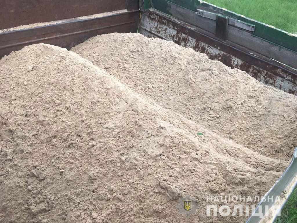На Полтавщині чоловіки намагалися вивезти близько дев’яти тонн піску без документів