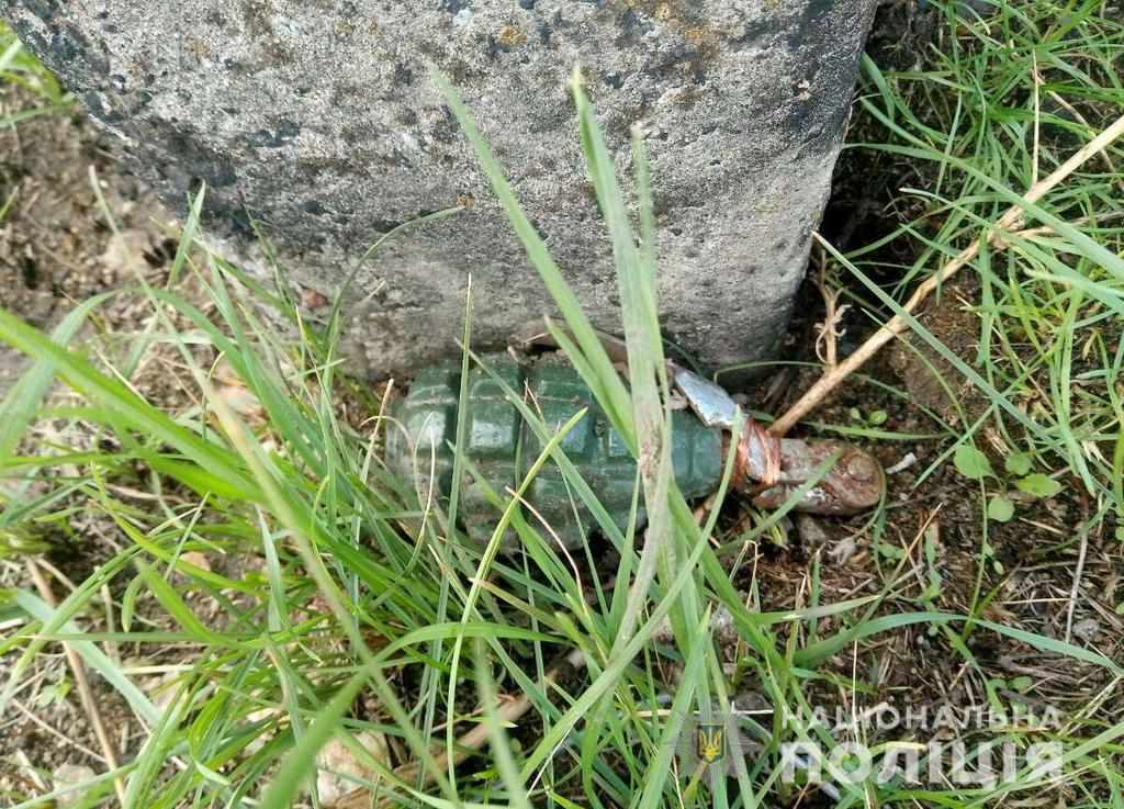 У Полтаві на території школи виявили предмет, схожий на гранату 