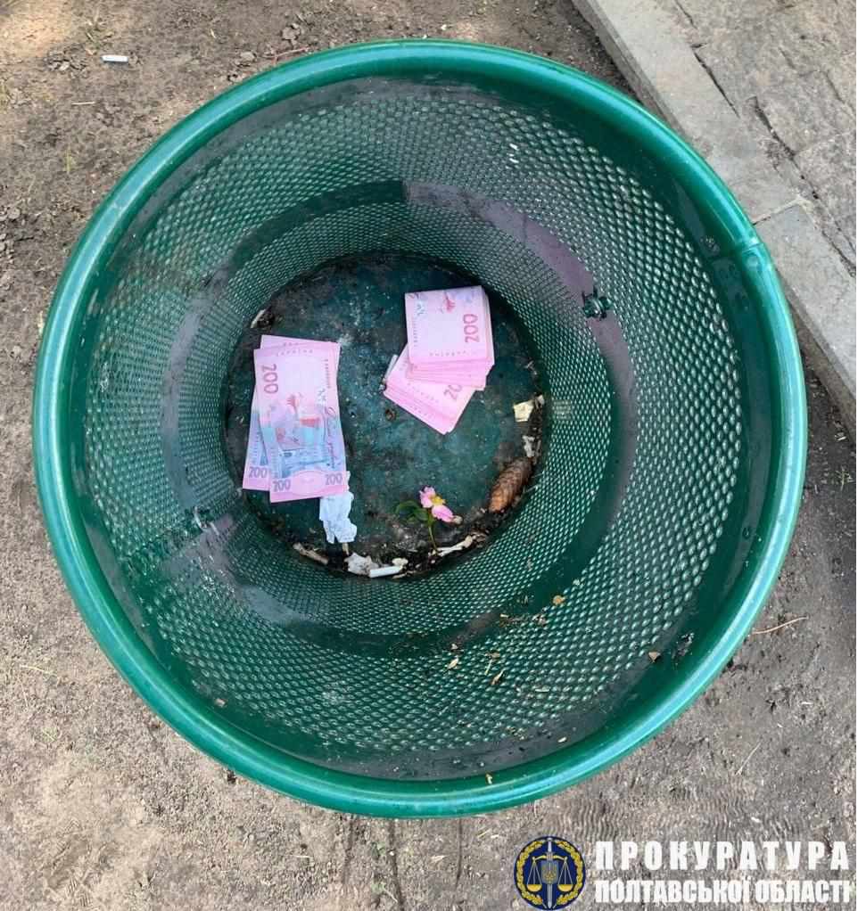 Викинув 5 тисяч у смітник: експосадовець на Полтавщині позбувся щойно отриманого хабара