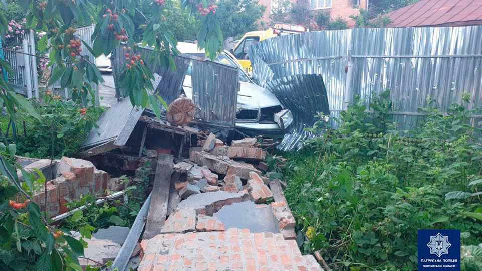 ДТП у Полтаві: водій зніс огорожу та будівлю, заїхавши у двір до людей. ФОТО