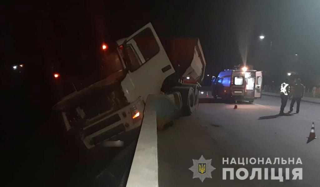 На Полтавщині вантажівка протаранила відбійник на шляхопроводі та ледь не злетіла з мосту