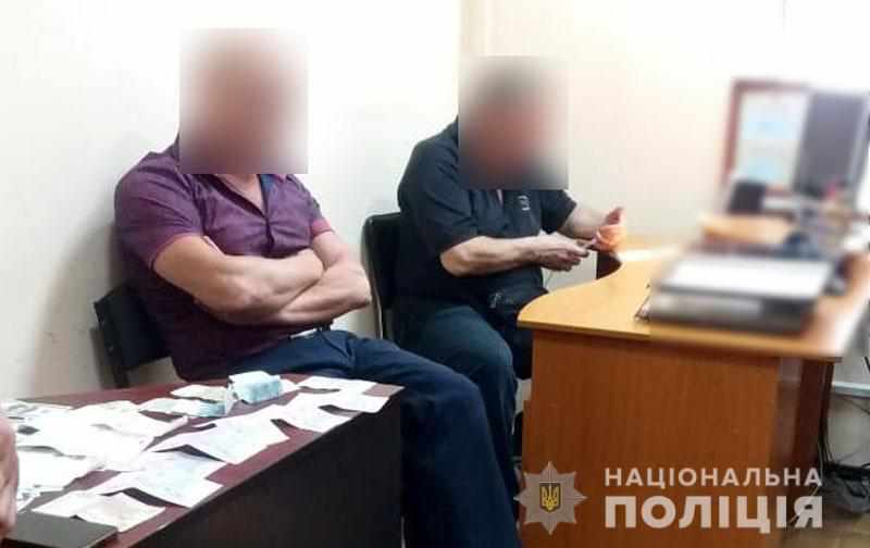 На Полтавщині затримали начальника районного Держгеокадастру під час отримання 2 тисяч доларів хабаря 