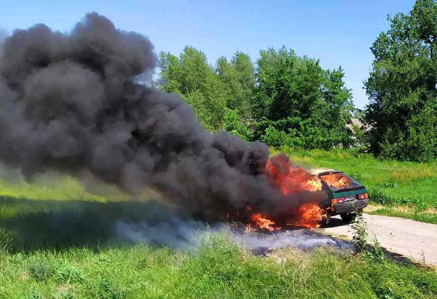 На Полтавщині у родини з дитиною під час подорожі на відпочинок загорілося авто