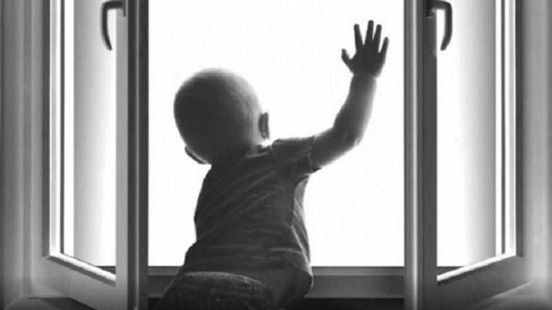 На Полтавщині 2-річна дівчинка випала з вікна