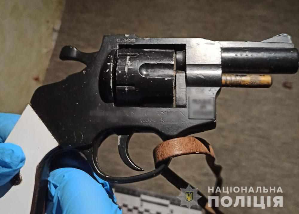 У Полтаві 60-річний чоловік влаштував стрілянину в дворі, де гуляли діти. ВІДЕО