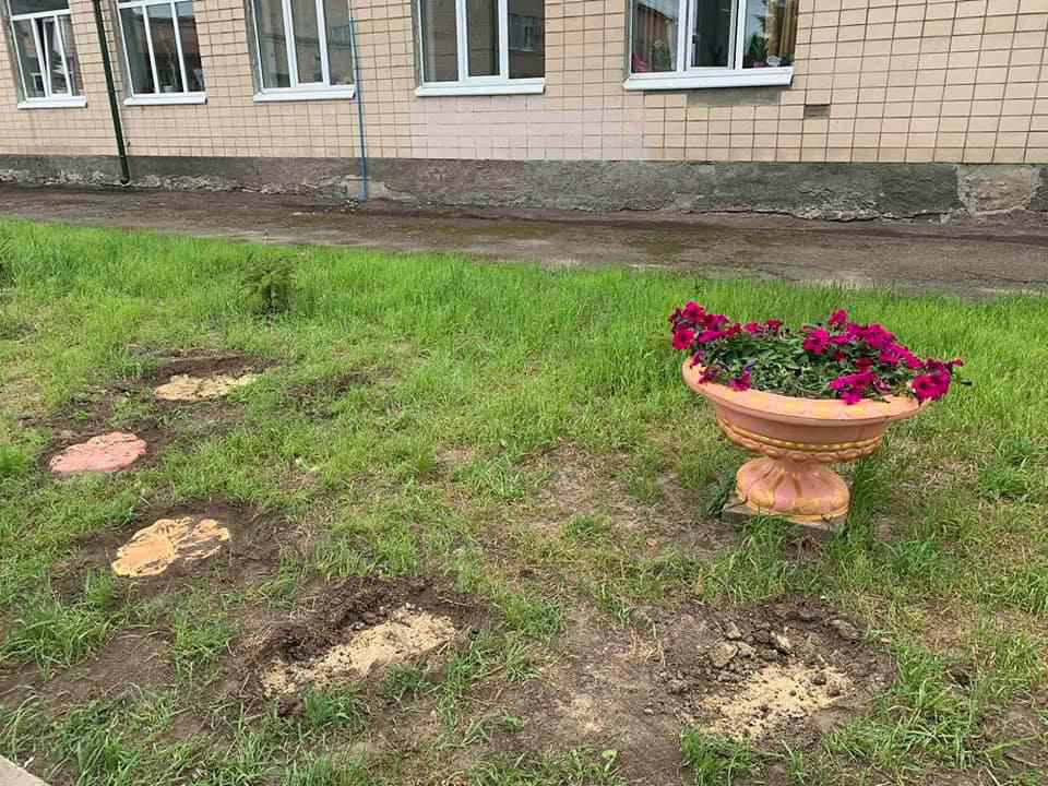 Під Полтавою вкотре обікрали шкільне подвір’я: винесли садові скульптури. ФОТО