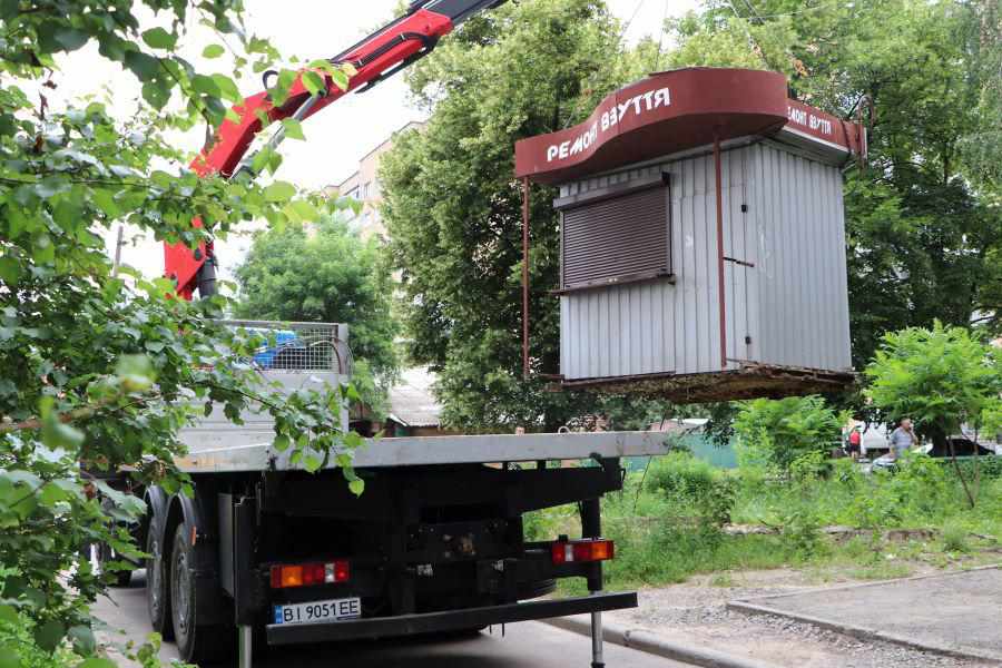 У Полтаві прибрали два незаконно встановлених кіоски