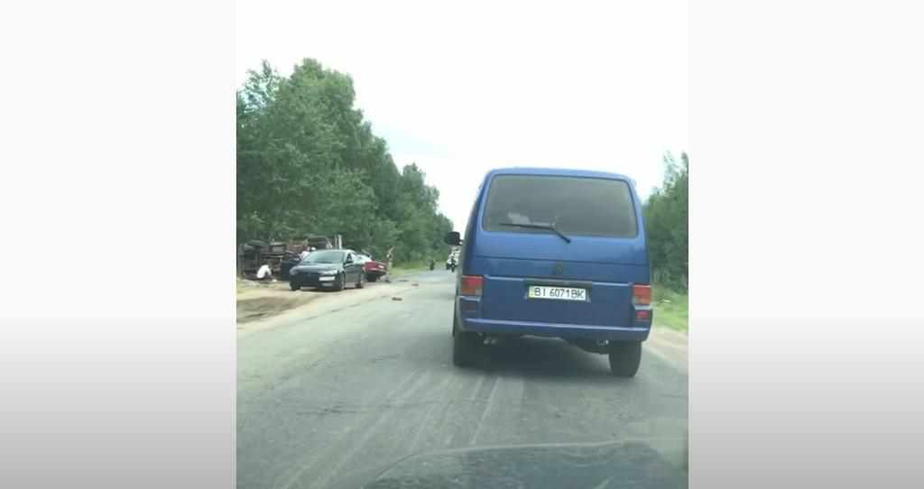 ДТП під Полтавою: вантажівка зіткнулася з легковиком і перевернулася. ВІДЕО