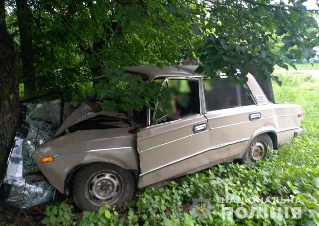 Автомобіль розбився об дерево: у ДТП на Полтавщині загинули троє людей