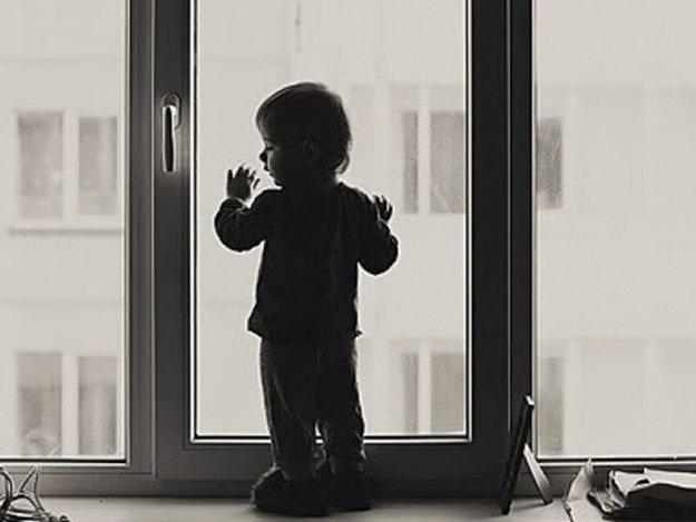 У Полтаві з вікна другого поверху випала трирічна дівчинка