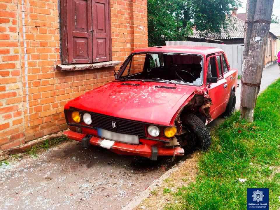 Їхав на риболовлю та врізався у стовп: ДТП у Полтаві. ФОТО