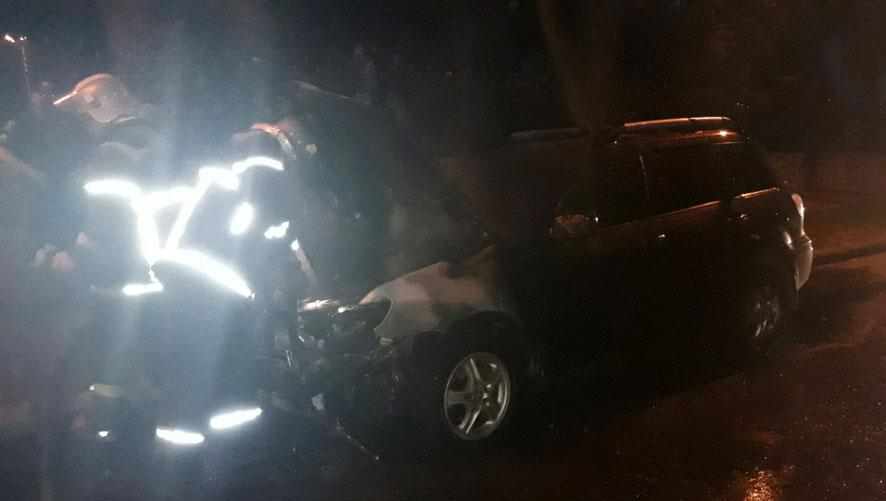 На Полтавщині серед ночі загорівся автомобіль: є підозра, що підпал. ФОТО