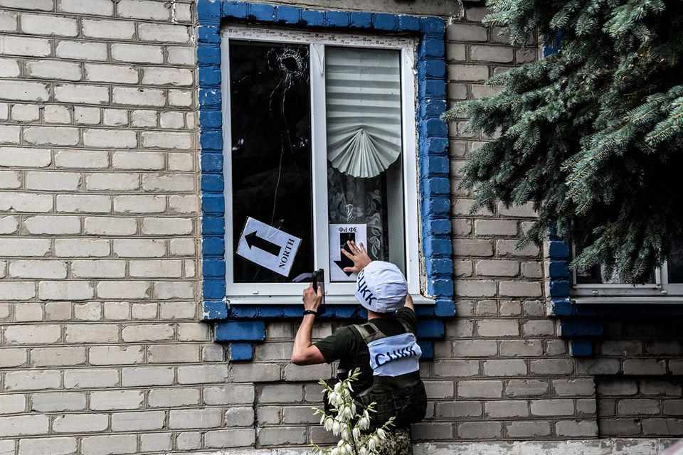 На Донбасі бойовики обстріляли житлові квартали Новолуганського, також є поранені серед військових. ФОТО