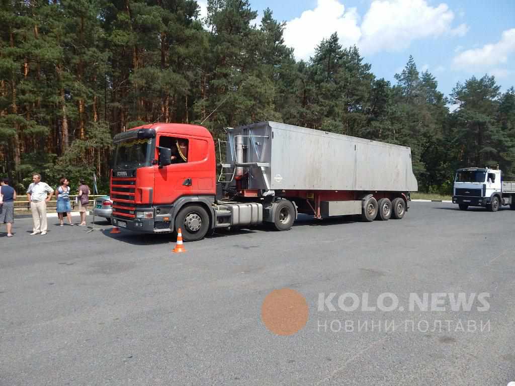 Влада бідкається: на Полтавщині не встигають ремонтувати дороги, які розбивають вантажівки 