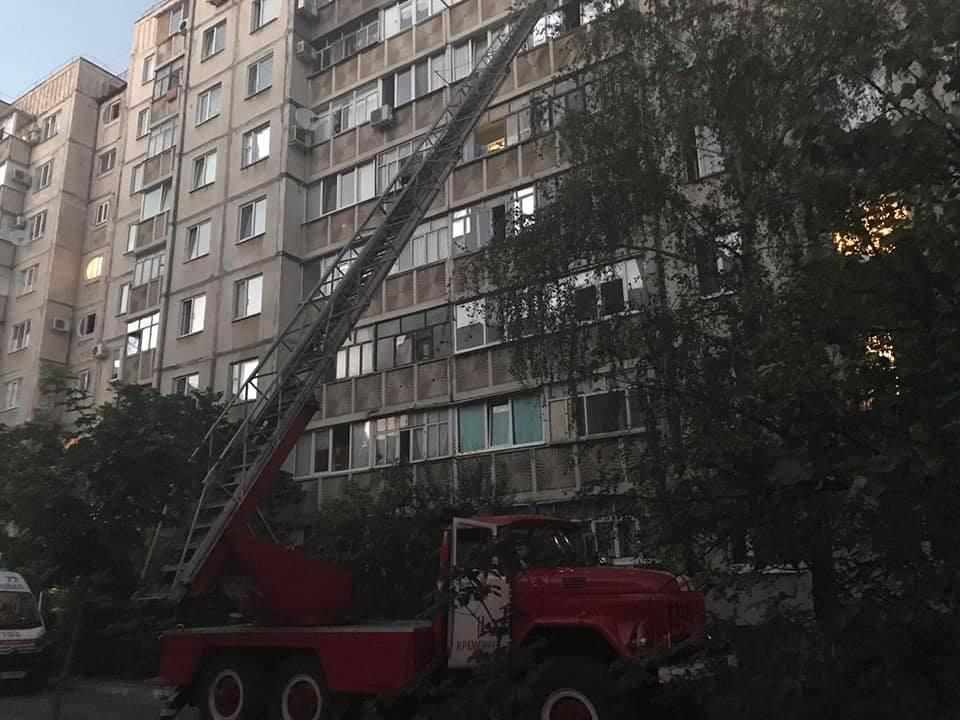 На Полтавщині рятувальники визволяли з балкона хлопчика, який залишився без нагляду