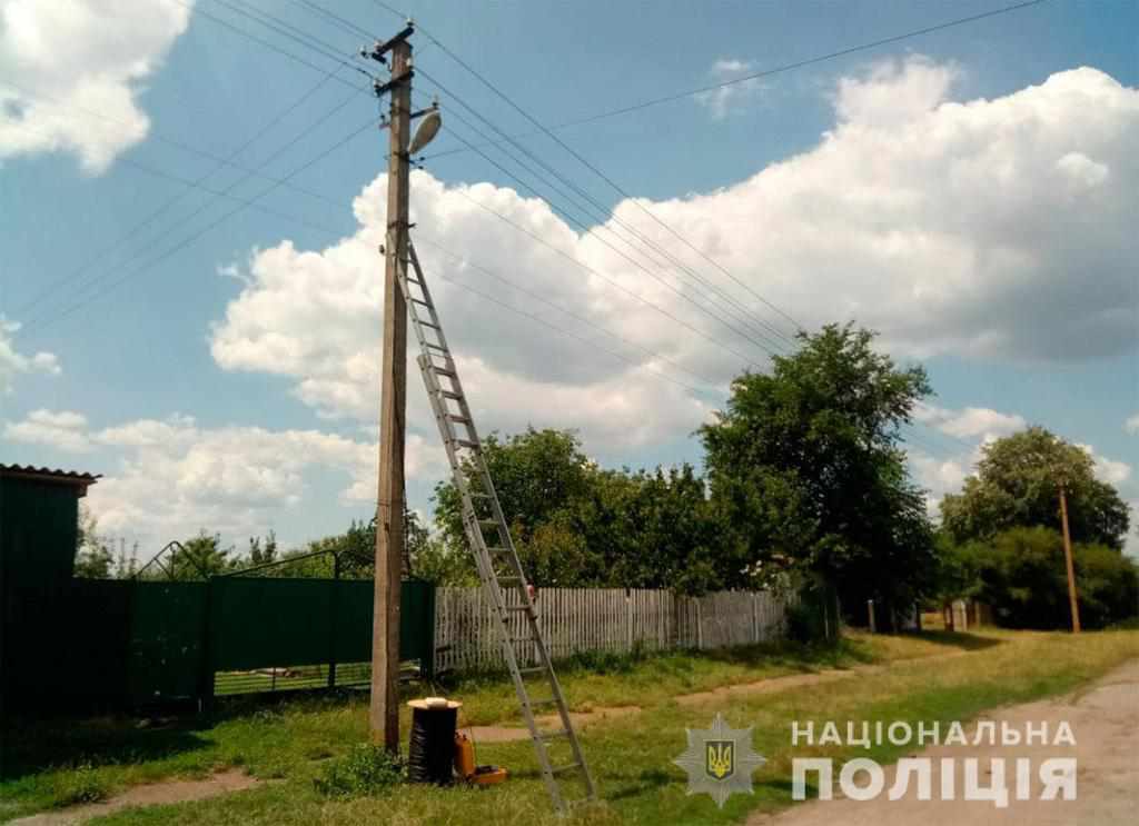 На Полтавщині підлітка уразило струмом при спробі полагодити інтернет-кабель 