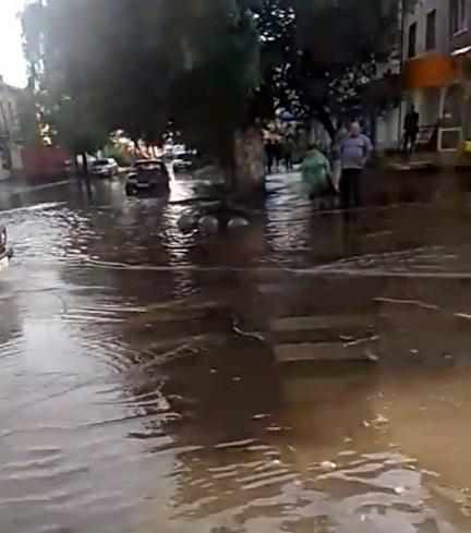 Дощ із градом: під кінець дня у Полтаві вирувала негода, вулиці заливали потоки. ФОТО 