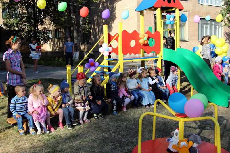 У Полтаві витратили 100 тисяч гривень на два дитячі ігрові майданчика