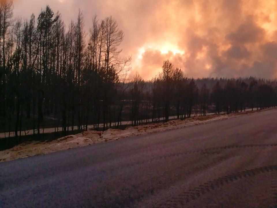 Не тільки рятувальники, а й поліцейські – полтавці ліквідують пожежу на Луганщині