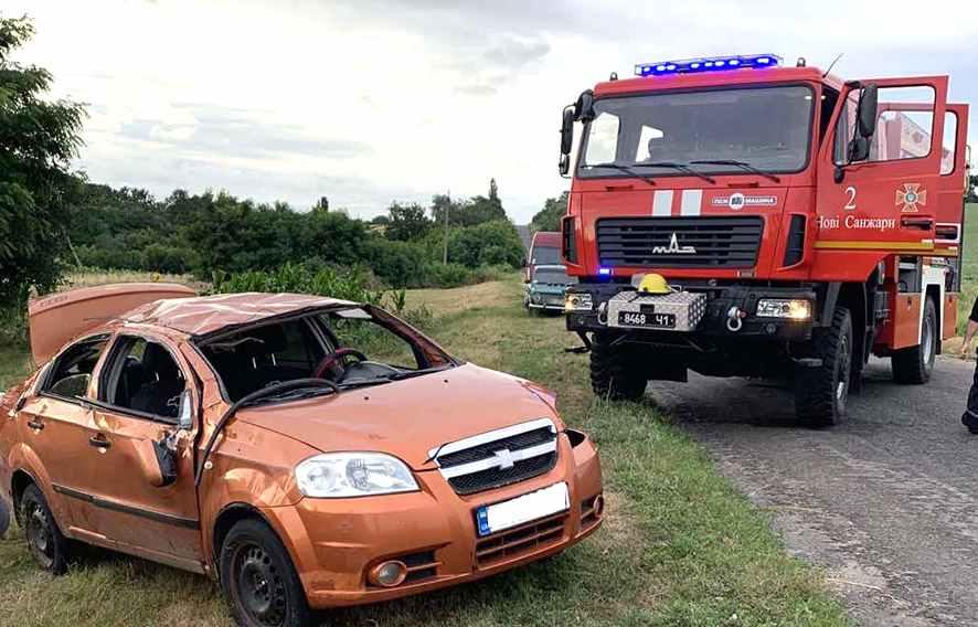 У Новосанжарському районі на Полтавщині перекинувся автомобіль: двоє потерпілих. ФОТО