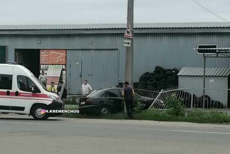 На Полтавщині чоловік помер за кермом та протаранив паркан