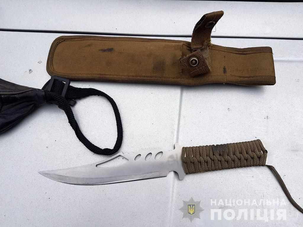 На Полтавщині двоє чоловіків пограбували будинок та погрожували поліції гранатою і ножем
