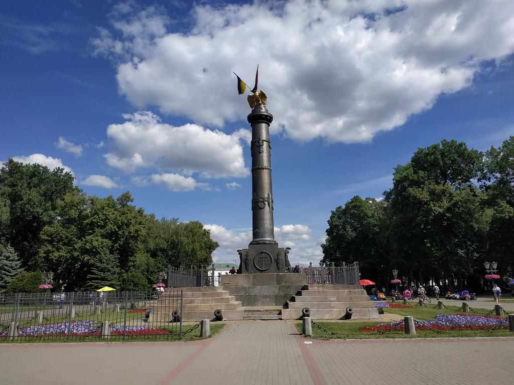 У центрі Полтави демонтують паркан навколо монументу Слави. ФОТО 