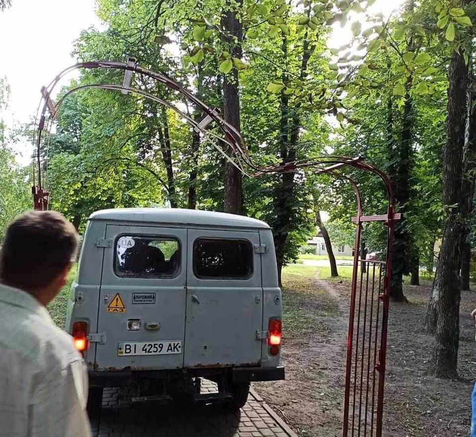 У Полтаві вандали понівечили охолоджуючу арку. ФОТОФАКТ