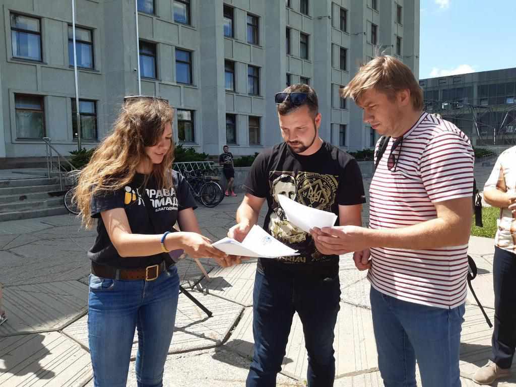 Полтавці зібрали понад пів тисячі підписів проти «мовного закону» нардепа Бужанського
