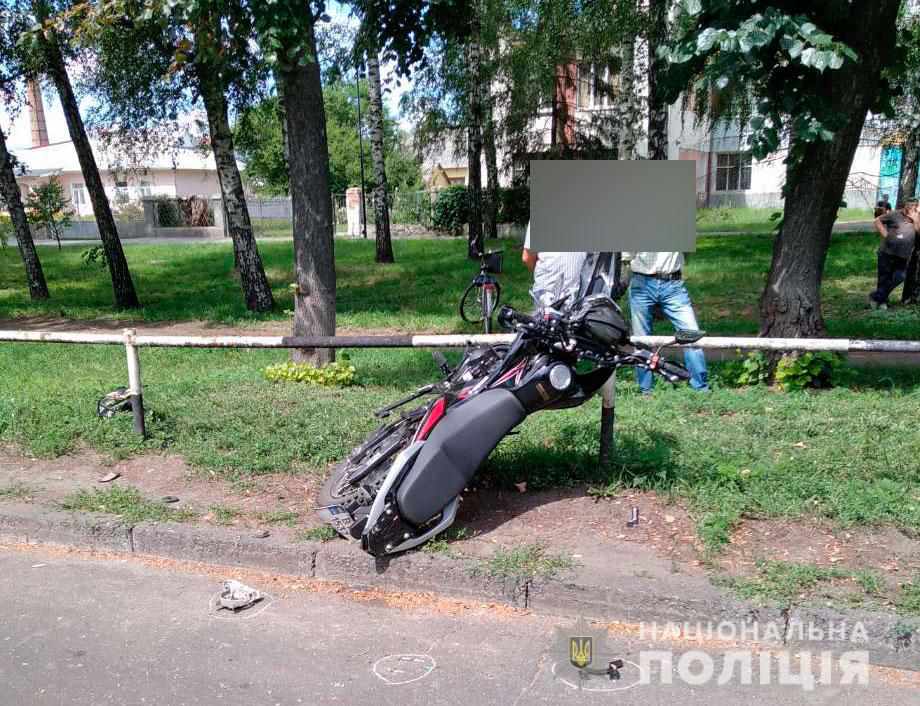 На Полтавщині не розминулися автівка та мотоцикл: один із водіїв у лікарні