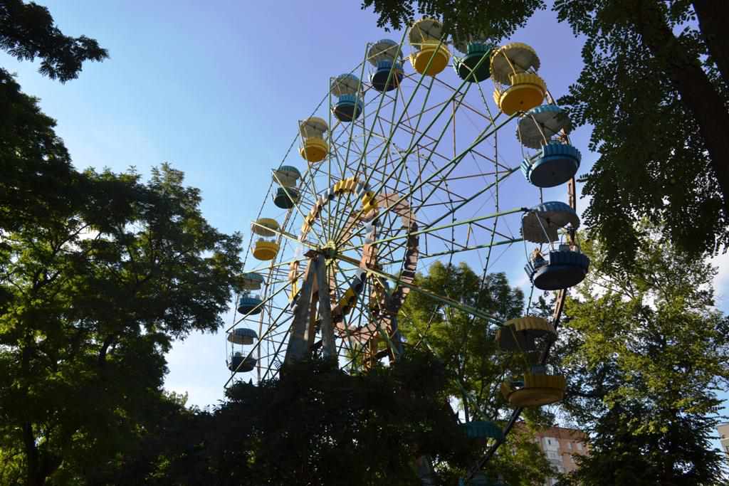 У Полтаві після карантину запрацювали два атракціони в парку «Перемога». ФОТО