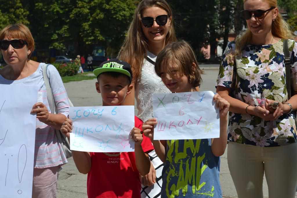 Проти масок, вакцинації і дистанційної освіти: у Полтаві мітингували батьки школярів. ФОТО