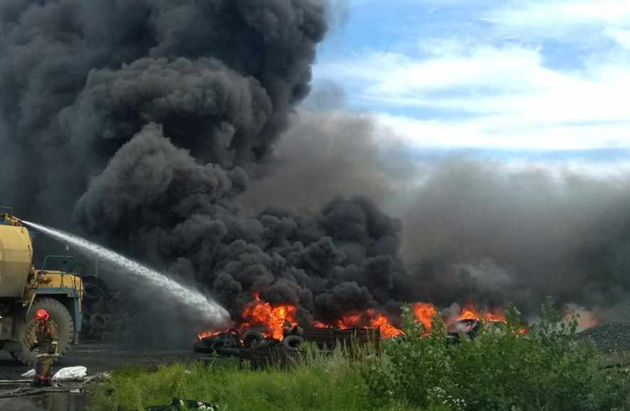 В Горішніх Плавнях понад три години гасили старі шини на площі понад півтора гектари