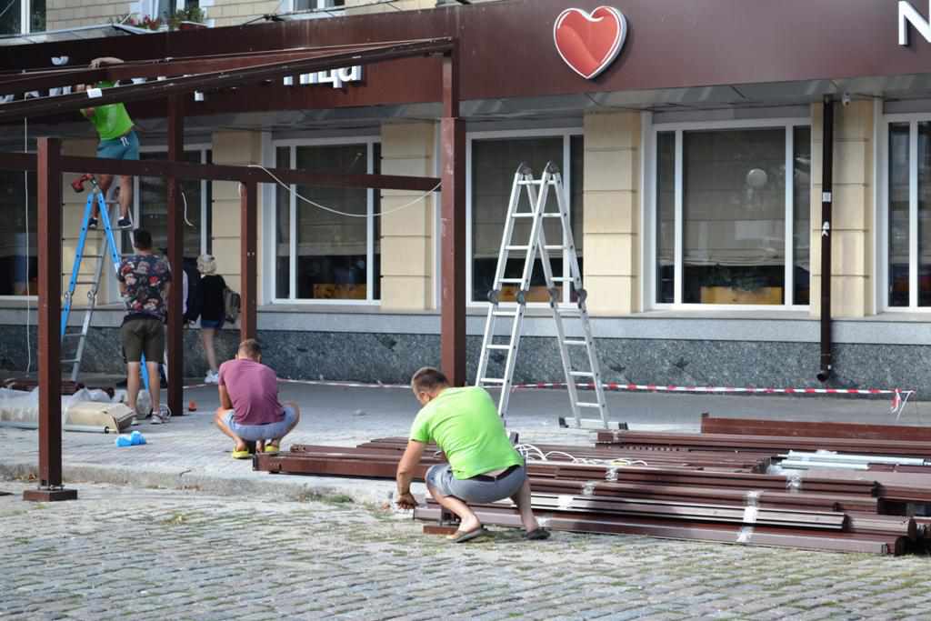 В центрі Полтави почали демонтаж літнього майданчику, який зводили, руйнуючи бруківку. ФОТО 