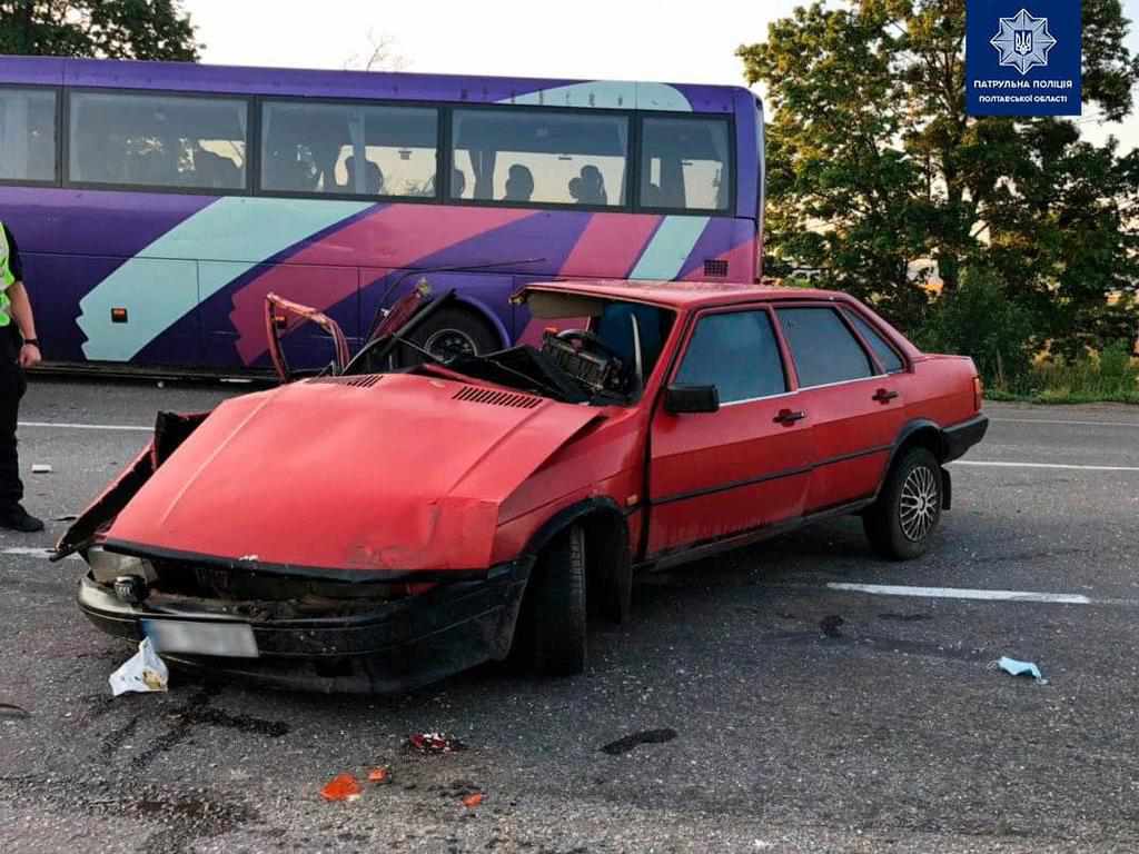 ДТП на Полтавщині: автобус зіткнувся з легковиком. ФОТО