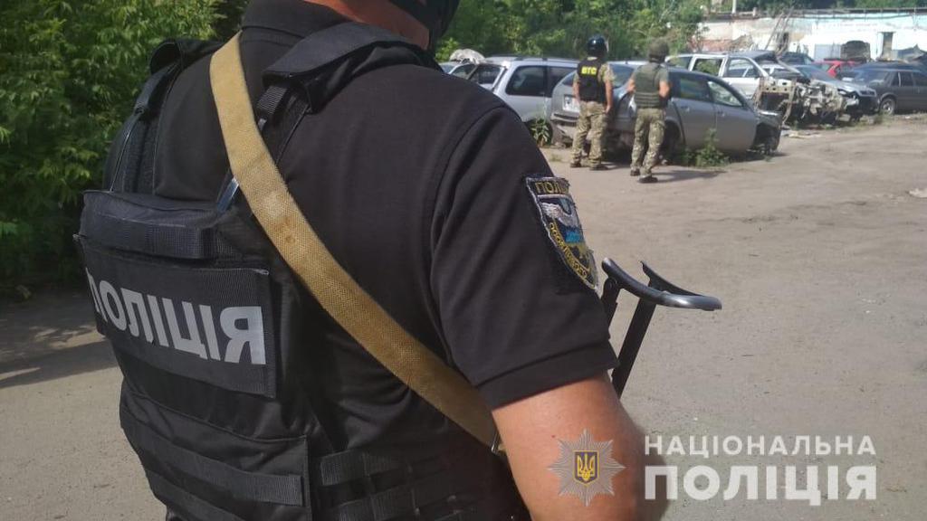 У Полтаві чоловік погрожує правоохоронцям гранатою: триває спецоперація