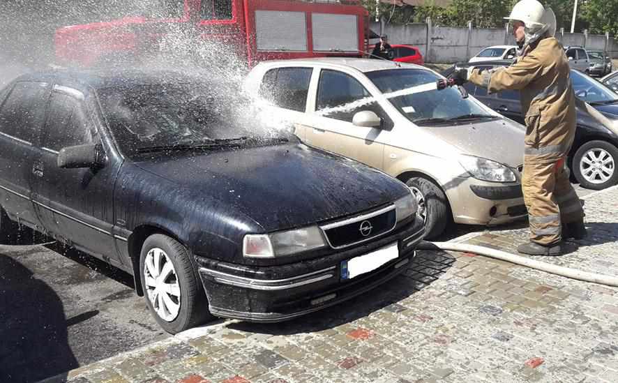 У Кременчуці водій, намагаючись загасити пожежу в авто, отримав рани