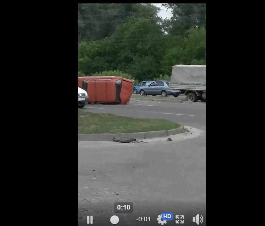 На Леваді в Полтаві сталась аварія: авто перекинулось, є потерпілі. ФОТО