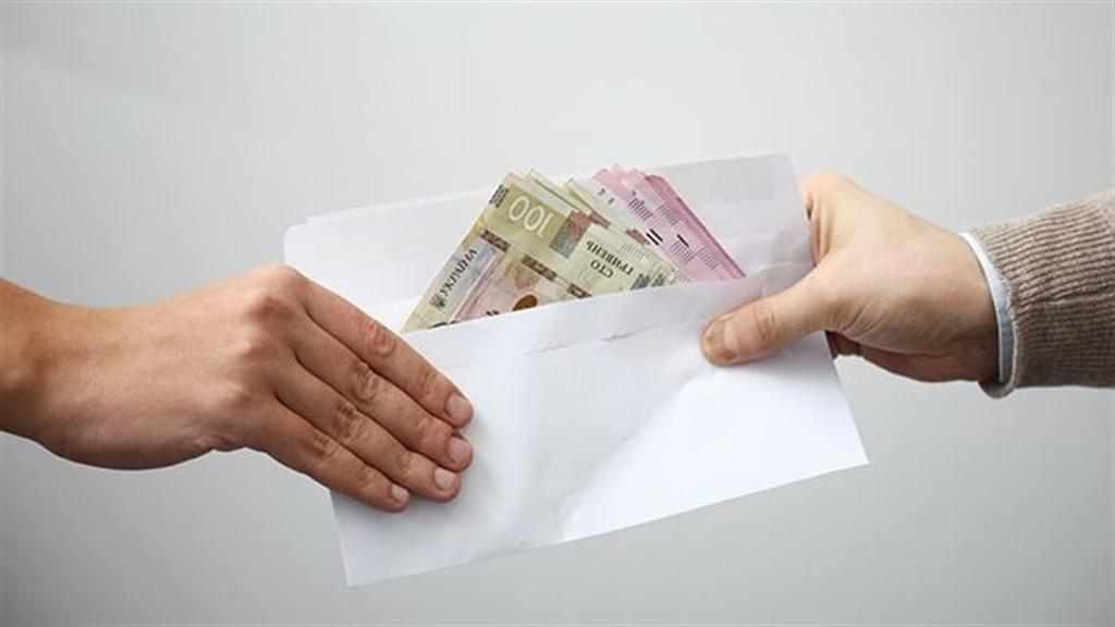 На Полтавщині двоє державних посадовців та колишній працівник виконавчої служби вимагали п’ять тисяч хабара