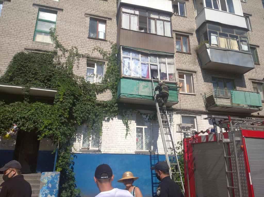 У Кременчуці рятували пенсіонерку, яка потребувала медичної допомоги й не могла відчинити двері