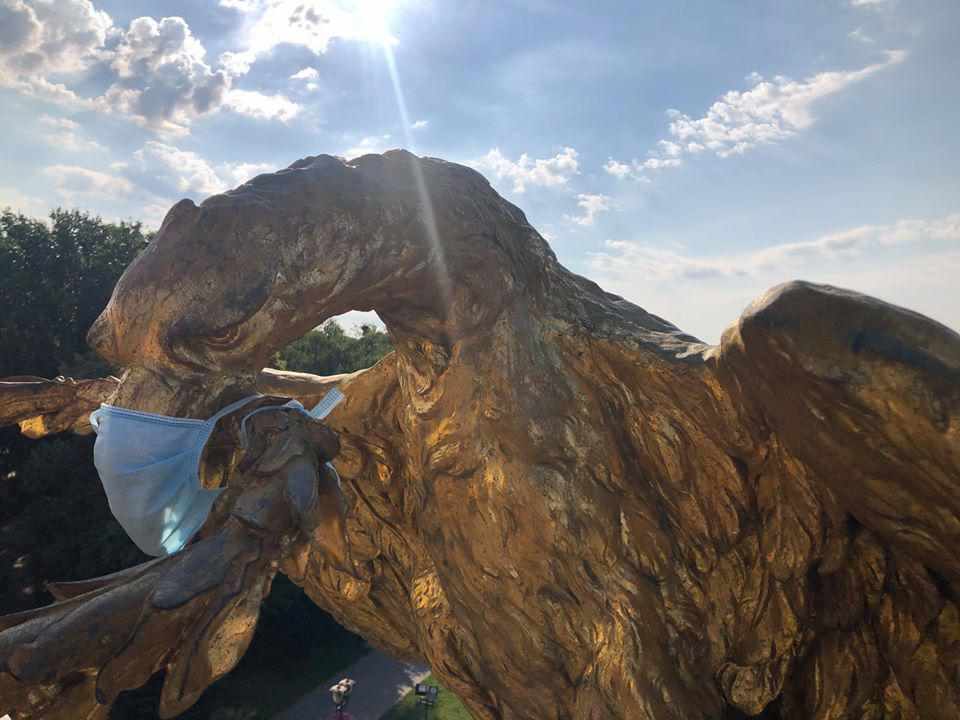 На золотого орла в центрі Полтави одягли маску. ФОТО