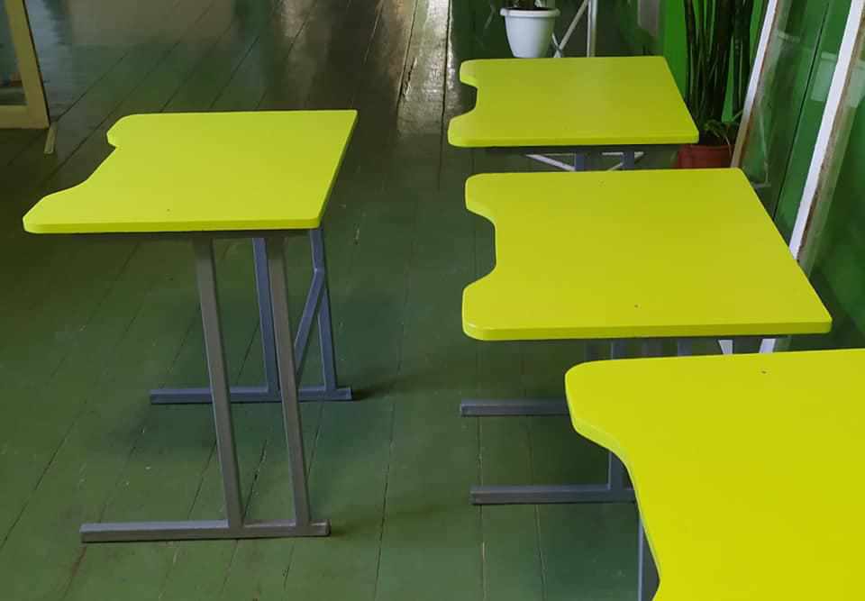 Директор школи на Полтавщині власноруч оновив шкільні парти та інші меблі: немає субвенції, є креатив. ФОТО