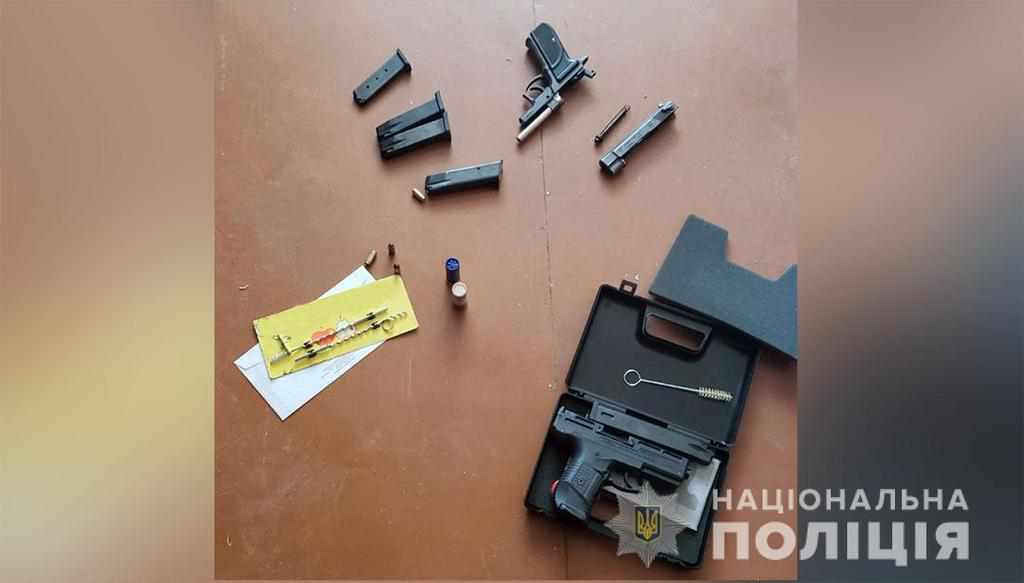 У жителя Кременчука вилучили два пістолети: поліція з’ясовує походження зброї
